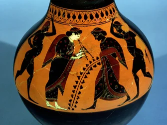 Attische schwarzfigurige Oinochoe mit Darstellung einer Trinkgesellschaft mit Tänzern und einer Frau, die ein Blasinstrument spielt